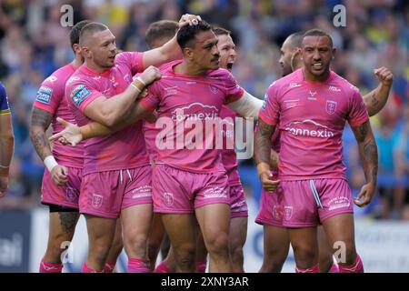 Sauaso Sue de Hull Kr (C) après avoir marqué l'essai d'ouverture lors du match de Betfred Super League au Halliwell Jones Stadium, Warrington. Date de la photo : vendredi 2 août 2024. Banque D'Images