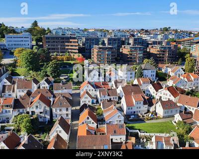Paysage urbain de Stavanger avec beaucoup de bâtiments, paysage de drone aérienne tourné pendant la journée ensoleillée Banque D'Images