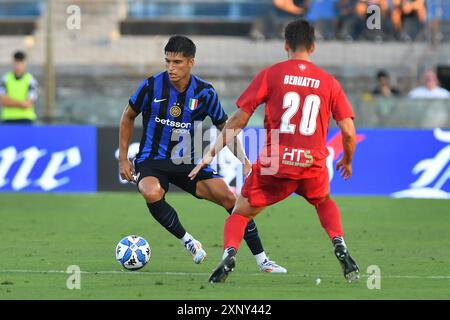 Joaquin Correa (Inter) cont Pietro Beruatto (Pise) pendant Pise SC vs Inter - FC Internazionale, match amical de football à Pise, Italie, le 02 août 2024 Banque D'Images