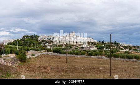 Vue sur la ligne d'horizon de Locortondo à Puglia depuis an champ d'olivier Banque D'Images