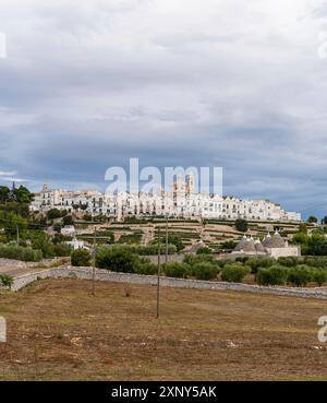 Vue sur la ligne d'horizon de Locortondo à Puglia depuis an champ d'olivier Banque D'Images