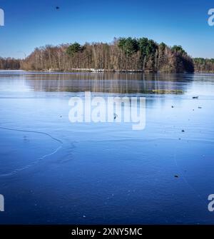 Une promenade dans la zone de loisirs Sechs vu Platte à Duisburg Wedau par une journée d'hiver ensoleillée et froide Banque D'Images