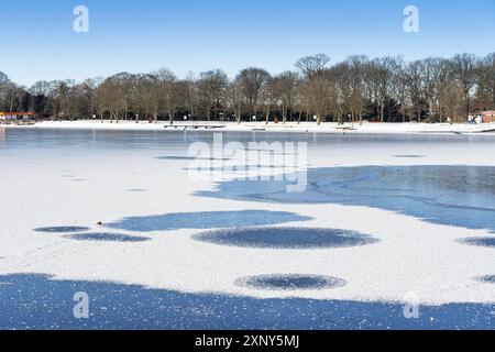 Une promenade dans la zone de loisirs Sechs vu Platte à Duisburg Wedau par une journée d'hiver ensoleillée et froide Banque D'Images