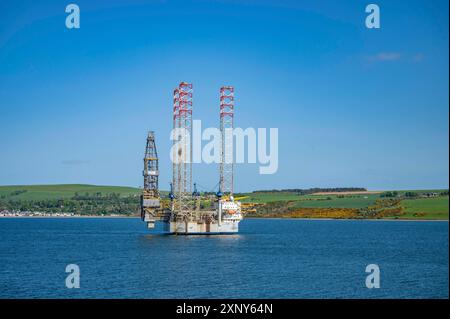 Éolienne de plate-forme offshore de navire industriel en mer, Invergordon, Écosse, Royaume-Uni Banque D'Images