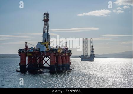 Plate-forme pétrolière et navire d'installation d'éoliennes offshore dans la baie d'Invergordon, Écosse, Royaume-Uni Banque D'Images