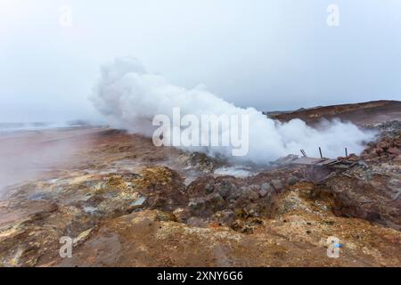 La zone géothermique de Gunnuhver est située dans la partie ouest de la péninsule de Reykjanes Banque D'Images