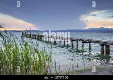 Coucher de soleil à Lazise sur le lac de Garde, Italie Banque D'Images