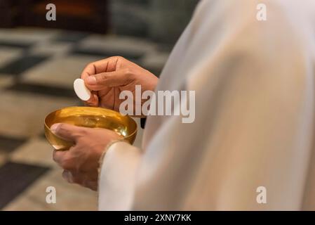 L'élévation du pain sacramentel pendant la liturgie catholique Banque D'Images