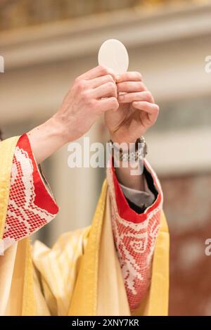 L'élévation du pain sacramentel pendant la liturgie catholique Banque D'Images