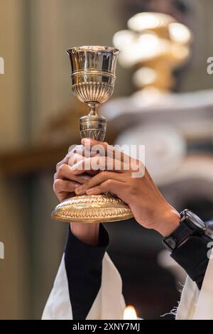 L'élévation du Goblet avec le vin sacramentel pendant la Liturgie catholique de l'Eucharistie Banque D'Images