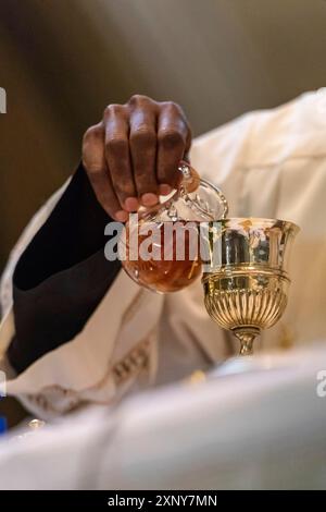 L'élévation du Goblet avec le vin sacramentel pendant la Liturgie catholique de l'Eucharistie Banque D'Images