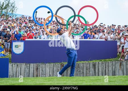 Paris, France. 2 août 2024. Scottie Scheffler, des États-Unis, participe au jeu de golf individuel masculin aux Jeux Olympiques de Paris 2024 à Paris, France, le 2 août 2024. Crédit : Zhu Zheng/Xinhua/Alamy Live News Banque D'Images