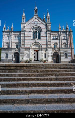 Sanctuaire néogothique de Nostra Signora di Montallegro au sommet d'une colline au-dessus du village de Rapallo dans la Riviera italienne Banque D'Images