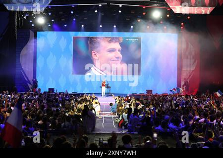 Paris, France. 02 août 2024. Supporters devant un écran lors de la victoire en finale du nageur français Léon Marchand alors qu'il reçoit sa médaille d'or au Club France, la Grande Halle de la Villette, lors des Jeux Olympiques de Paris 2024 à Paris, France, le 2 août 2024. Photo de Raphael Lafargue/ABACAPRESSCOM crédit : Abaca Press/Alamy Live News Banque D'Images