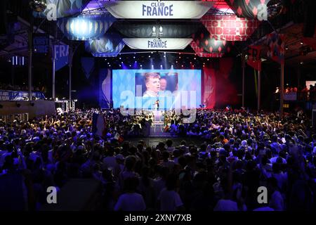 Paris, France. 02 août 2024. Supporters devant un écran lors de la victoire en finale du nageur français Léon Marchand alors qu'il reçoit sa médaille d'or au Club France, la Grande Halle de la Villette, lors des Jeux Olympiques de Paris 2024 à Paris, France, le 2 août 2024. Photo de Raphael Lafargue/ABACAPRESSCOM crédit : Abaca Press/Alamy Live News Banque D'Images