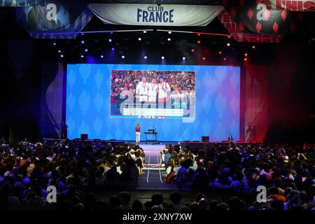 Paris, France. 02 août 2024. Supporters devant un écran lors de la victoire en finale du nageur français Léon Marchand alors qu'il reçoit sa médaille d'or au Club France, la Grande Halle de la Villette, lors des Jeux Olympiques de Paris 2024 à Paris, France, le 2 août 2024. Photo de Raphael Lafargue/ABACAPRESSCOM crédit : Abaca Press/Alamy Live News Banque D'Images