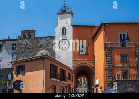 Tour de l'horloge à la porte, entrant dans la vieille ville de Montefiascone, un lac Bolsena Banque D'Images