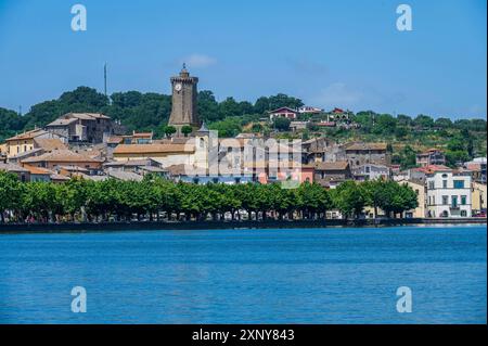 Le paysage urbain de l'ancien village de Marta, sur la rive du lac Bolsena en Italie Banque D'Images