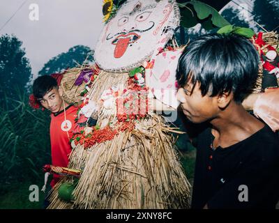 Bhaktapur, Népal. 02 août 2024. Les dévots népalais jouent des instruments traditionnels et portent une effigie de paille du démon Ghanta Karna pendant le festival Ghanta Karna 'Gathemangal'. Ghanta Karna est un festival célébrant la défaite du mythique démon Ghanta Karna 'Gathemangal'. (Photo par Amit Machamasi/NurPhoto)0 crédit : NurPhoto SRL/Alamy Live News Banque D'Images