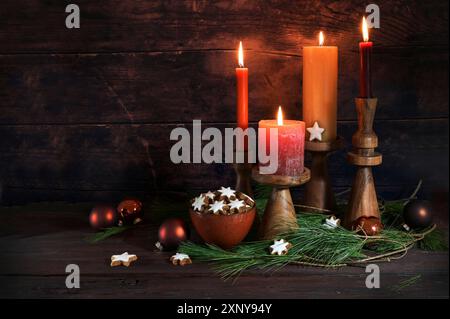 Quatre bougies pour l'Avent, décoration de Noël, étoiles de cannelle et branches de pin sur fond de bois rustique foncé, espace de copie, mise au point sélectionnée Banque D'Images