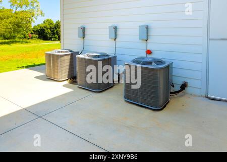 Une unité de système de refroidissement externe est installée avec l'unité de condensation du compresseur afin d'éliminer la chaleur et l'humidité d'un environnement intérieur Banque D'Images