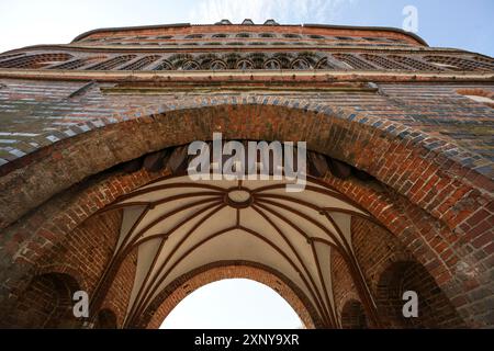 Voûte dans l'arc d'entrée de la Lubeck Holstentor (porte Holsten), célèbre monument historique dans l'architecture gothique en briques de l'époque médiévale, vu Banque D'Images