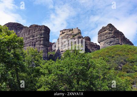 Montagnes des Météores avec le monastère de Varlaam au sommet de la falaise rocheuse au milieu, Grèce centrale, religion orthodoxe orientale, célèbre Banque D'Images