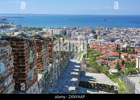 Thessalonique en Grèce, vue panoramique aérienne depuis Ani poli, la vieille ville haute avec des remparts historiques sur le centre moderne et la côte du Banque D'Images