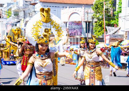 Danse baladi égyptienne le 3ème carnaval BEN. Cette danse se produit lors d'événements spéciaux tels que mariages et festivals, et est destinée à accompagner la musique folklorique. Banque D'Images