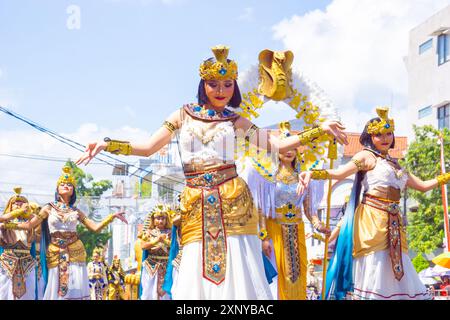 Danse baladi égyptienne le 3ème carnaval BEN. Cette danse se produit lors d'événements spéciaux tels que mariages et festivals, et est destinée à accompagner la musique folklorique. Banque D'Images