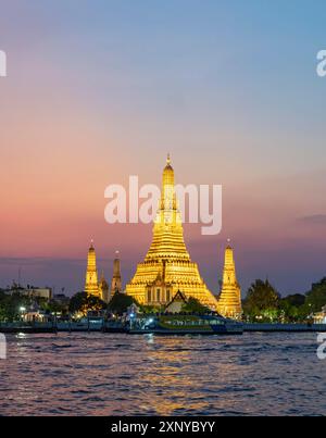 Temple Wat Arun illuminé la nuit, Bangkok, Thaïlande Banque D'Images