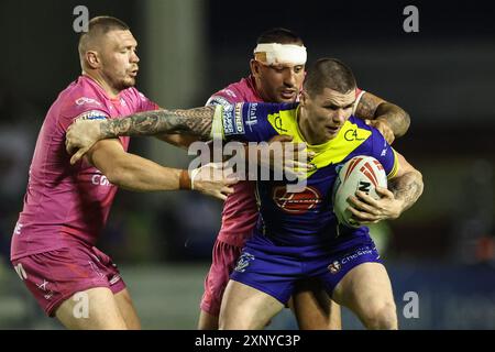 John Bateman de Warrington Wolves est affronté par Elliot Minchella de Hull KR lors du match de la Betfred Super League Round 20 Warrington Wolves vs Hull KR au stade Halliwell Jones, Warrington, Royaume-Uni, le 2 août 2024 (photo de Mark Cosgrove/News images) Banque D'Images