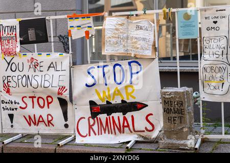 Tallinn, Estonie - 19 juillet 2023 : une manifestation devant l'ambassade de Russie en Estonie affiche des affiches contre la guerre entre la Russie et l'Ukraine. Solidarité avec l'Ukraine et résistance contre les crimes de guerre et la violence *** Eine manifestation vor der russischen Botschaft in Estland zeigt Plakate gegen den Krieg zwischen Russland und der Ukraine. Solidarität mit der Ukraine und Widerstand gegen Kriegsverbrechen und Gewalt Banque D'Images