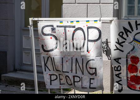 Tallinn, Estonie - 19 juillet 2023 : une manifestation devant l'ambassade de Russie en Estonie affiche des affiches contre la guerre entre la Russie et l'Ukraine. Solidarité avec l'Ukraine et résistance contre les crimes de guerre et la violence *** Eine manifestation vor der russischen Botschaft in Estland zeigt Plakate gegen den Krieg zwischen Russland und der Ukraine. Solidarität mit der Ukraine und Widerstand gegen Kriegsverbrechen und Gewalt Banque D'Images