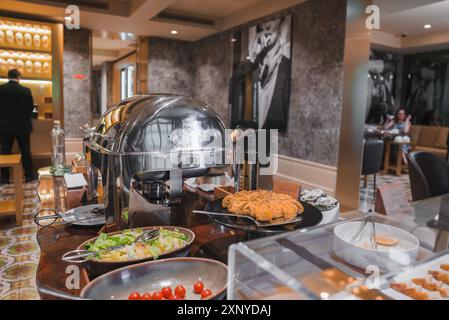 Salle à manger luxueuse de l'hôtel avec décor élégant et configuration buffet Banque D'Images