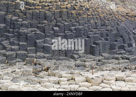 Vue rapprochée de colonnes de basalte hexagonales et de roches sur la côte, ouverture des Hébrides, île de Staffa, Hébrides intérieures, Écosse, Royaume-Uni Banque D'Images