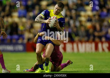 John Bateman des Warrington Wolves est attaqué lors du match de Betfred Super League au Halliwell Jones Stadium, Warrington. Date de la photo : vendredi 2 août 2024. Banque D'Images