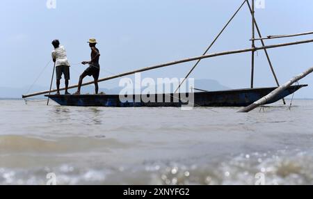 Pêcheurs installant un filet de pêche dans une structure en bambou pour pêcher dans la rivière Brahmapoutre, à Guwahati, Assam, Inde le jeudi 03 juin 2021 Banque D'Images