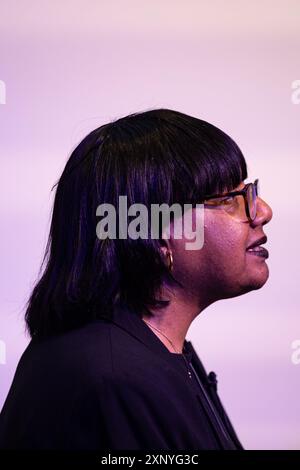 Belfast, Royaume-Uni. 02 août 2024. Diane Abbott, députée de Hackney North et Stoke Newington, discute avec Joe Austin dans le cadre du Feile an Phobal in Belfast Credit : Bonzo/Alamy Live News de 2024 Banque D'Images