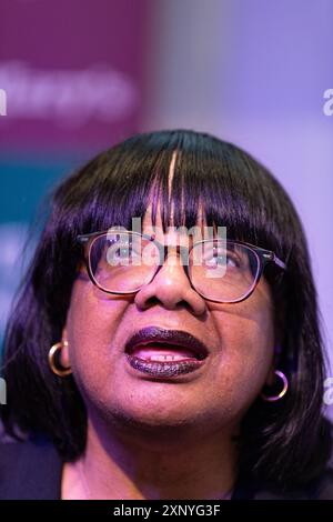 Belfast, Royaume-Uni. 02 août 2024. Diane Abbott, députée de Hackney North et Stoke Newington, discute avec Joe Austin dans le cadre du Feile an Phobal in Belfast Credit : Bonzo/Alamy Live News de 2024 Banque D'Images