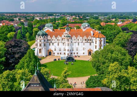 Parc du château avec château. Celle, Lueneburg Heath, basse-Saxe, Allemagne Banque D'Images