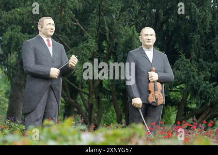 Sculptures et mémorial au chef d'orchestre Fritz Bush et au violoniste Adolf Bush par Christel Lechner 2017, Everyday People, debout, deux, bâton de chef d'orchestre Banque D'Images