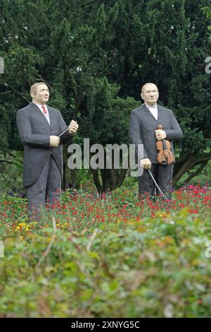 Sculptures et mémorial au chef d'orchestre Fritz Bush et au violoniste Adolf Bush par Christel Lechner 2017, Everyday People, debout, deux, bâton de chef d'orchestre Banque D'Images