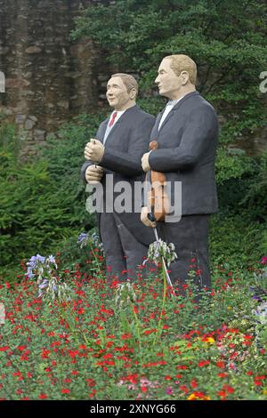 Sculptures et mémorial au chef d'orchestre Fritz Bush et au violoniste Adolf Bush par Christel Lechner 2017, Everyday People, debout, deux, bâton de chef d'orchestre Banque D'Images