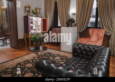 Intérieur luxueux de l'hôtel avec canapé Chesterfield et tapis décoré Banque D'Images