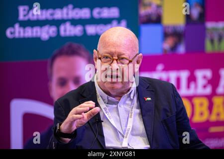 Belfast, Royaume-Uni. 02 août 2024. Diane Abbott, députée de Hackney North et Stoke Newington, discute avec Joe Austin dans le cadre du Feile an Phobal in Belfast Credit : Bonzo/Alamy Live News de 2024 Banque D'Images