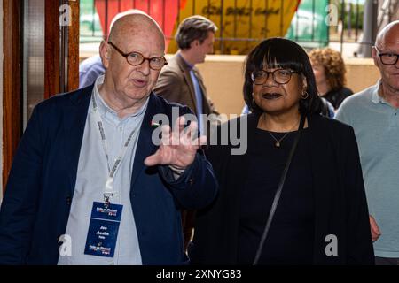 Belfast, Royaume-Uni. 02 août 2024. Diane Abbott, députée de Hackney North et Stoke Newington, discute avec Joe Austin dans le cadre du Feile an Phobal in Belfast Credit : Bonzo/Alamy Live News de 2024 Banque D'Images