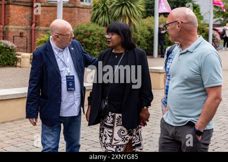 Belfast, Royaume-Uni. 02 août 2024. Diane Abbott, députée de Hackney North et Stoke Newington, discute avec Joe Austin dans le cadre du Feile an Phobal in Belfast Credit : Bonzo/Alamy Live News de 2024 Banque D'Images