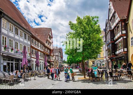 Baeckerstrasse avec des maisons de ville typiques et des cafés de rue dans la vieille ville, Hameln, Oberweser, Weser, Weserbergland, route allemande des contes de fées, Lower Banque D'Images