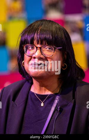 Belfast, Royaume-Uni. 02 août 2024. Diane Abbott, députée de Hackney North et Stoke Newington, discute avec Joe Austin dans le cadre du Feile an Phobal in Belfast Credit : Bonzo/Alamy Live News de 2024 Banque D'Images